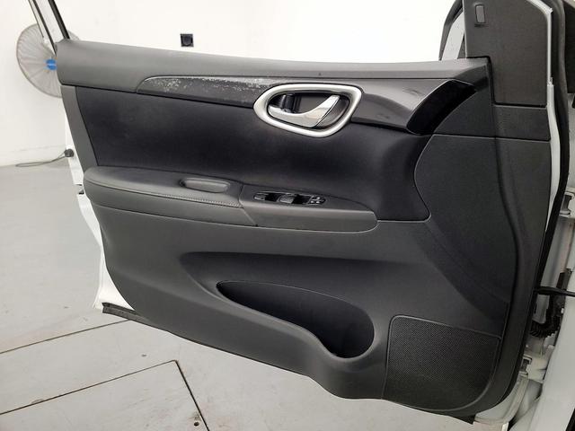 Photo of 2017 White Nissan Sentra