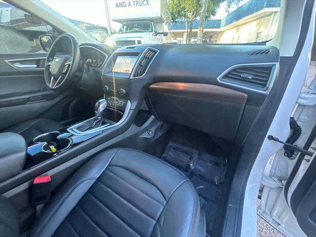 Photo of 2018 White Platinum Ford Edge