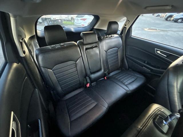 Photo of 2018 White Platinum Ford Edge