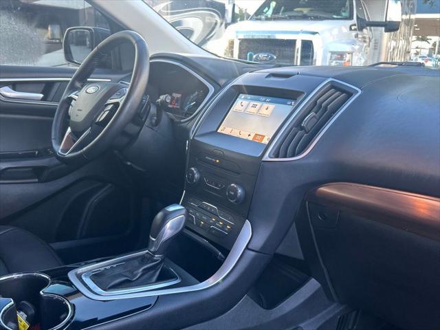 Photo of 2018 White Platinum Ford Edge