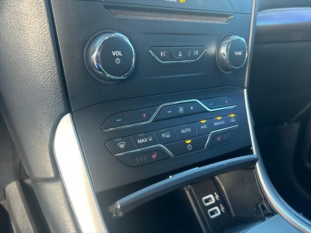 Photo of 2018 White Platinum Ford Edge
