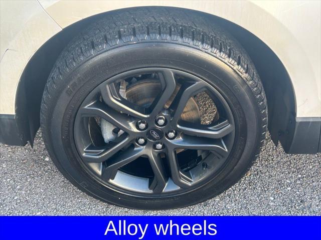 Photo of 2018 White Platinum Ford Edge