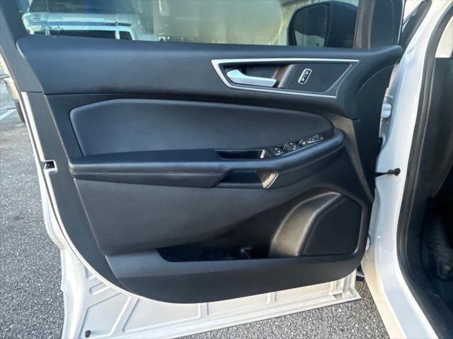 Photo of 2018 White Platinum Ford Edge