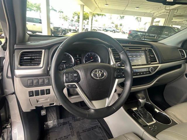 Photo of 2016 Silver Sky Metallic Toyota Highlander