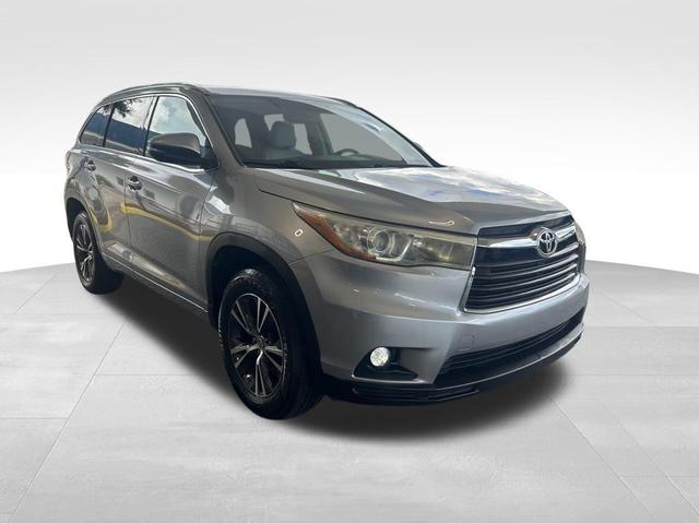 Photo of 2016 Silver Sky Metallic Toyota Highlander