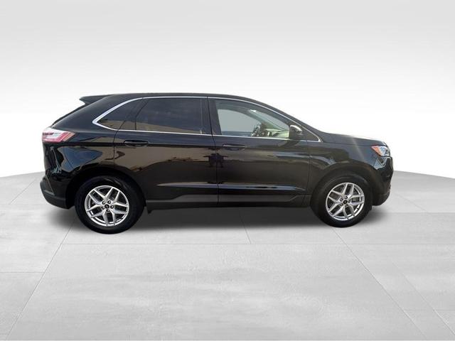 Photo of 2024 Black Metallic Ford Edge