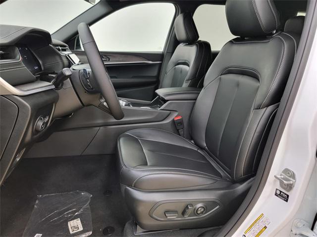 Photo of 2025 Bright White Clearcoat Jeep Grand Cherokee L