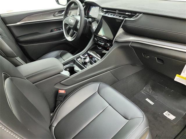 Photo of 2025 Bright White Clearcoat Jeep Grand Cherokee L