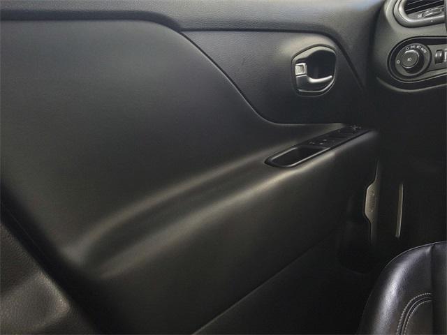 Photo of 2021 Alpine White Clearcoat Jeep Renegade