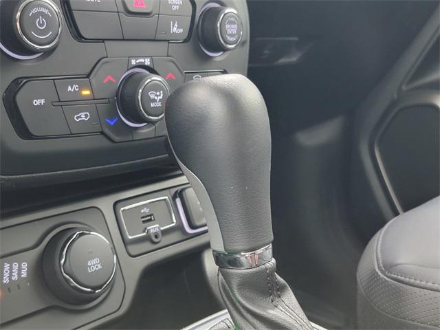 Photo of 2021 Alpine White Clearcoat Jeep Renegade