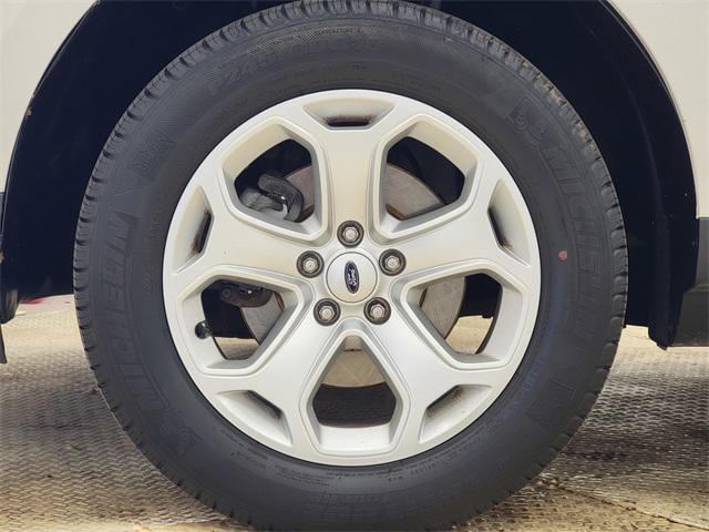 Photo of 2013 White Suede Ford Edge