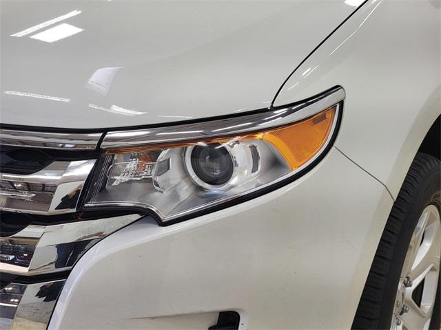 Photo of 2013 White Suede Ford Edge