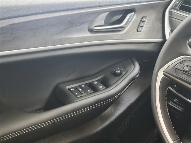 Photo of 2025 Baltic Gray Metallic Clearcoat Jeep Grand Cherokee L