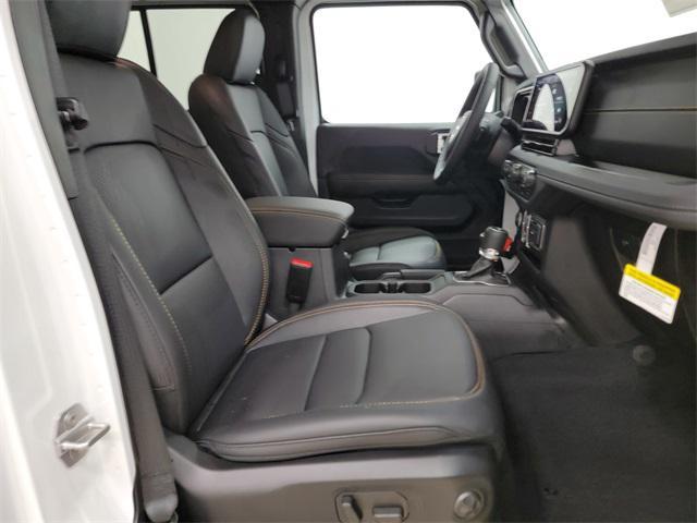 Photo of 2025 Bright White Clearcoat Jeep Gladiator