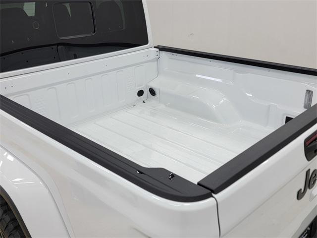 Photo of 2025 Bright White Clearcoat Jeep Gladiator