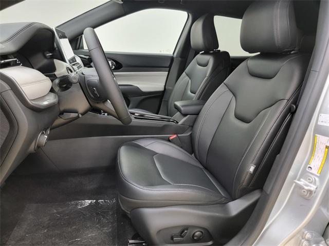 Photo of 2025 Silver Zynith Metallic Clearcoat Jeep Compass