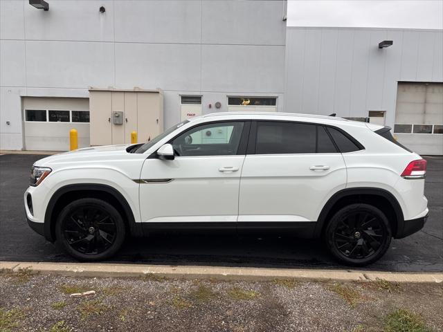 Photo of 2025 Pure White Volkswagen Atlas Cross Sport