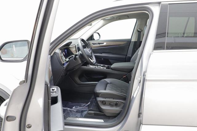 Photo of 2025 Silver Mist Volkswagen Atlas