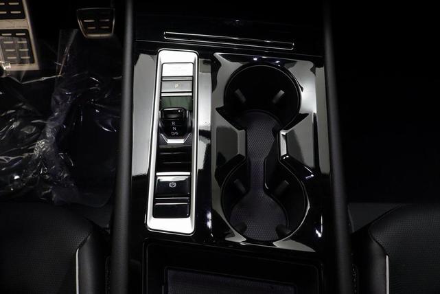 Photo of 2025 Silver Mist Volkswagen Atlas
