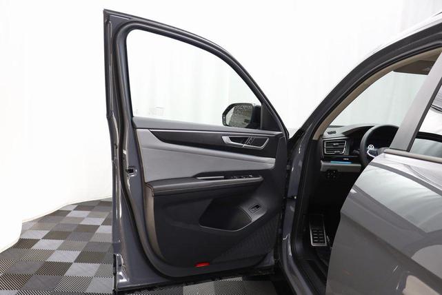 Photo of 2025 Pure Gray Volkswagen Atlas