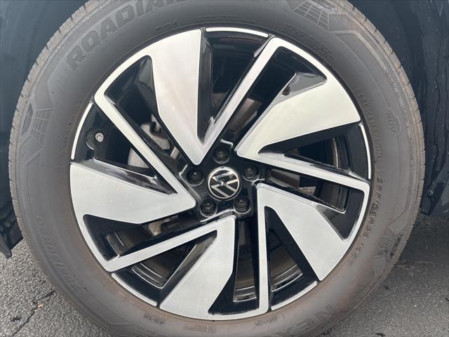 Photo of 2025 Pure Gray Volkswagen Atlas