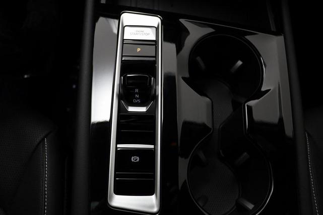 Photo of 2025 Opal White Volkswagen Atlas
