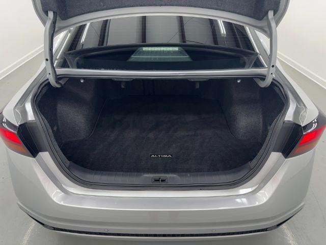 Photo of 2022 Silver Nissan Altima