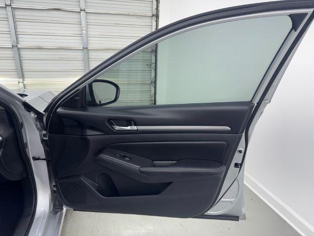 Photo of 2022 Silver Nissan Altima