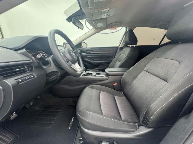 Photo of 2022 Silver Nissan Altima