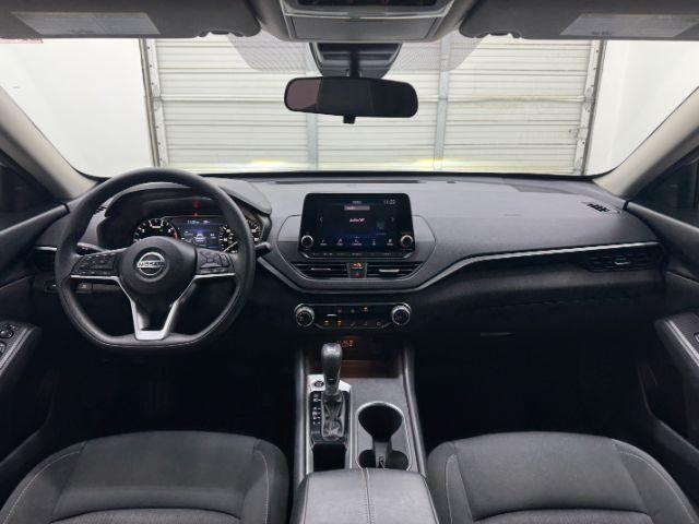 Photo of 2022 Silver Nissan Altima