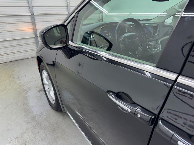 Photo of 2017 Black Chrysler Pacifica
