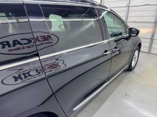 Photo of 2017 Black Chrysler Pacifica