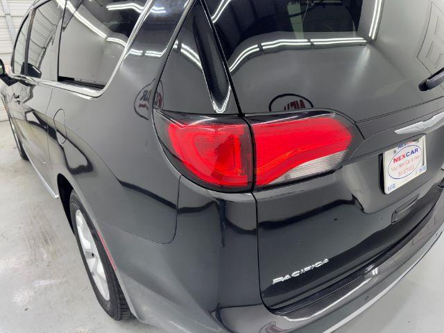 Photo of 2017 Black Chrysler Pacifica