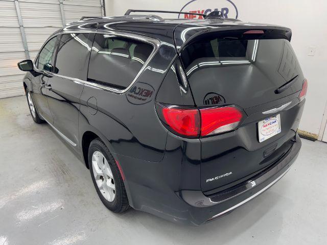 Photo of 2017 Black Chrysler Pacifica