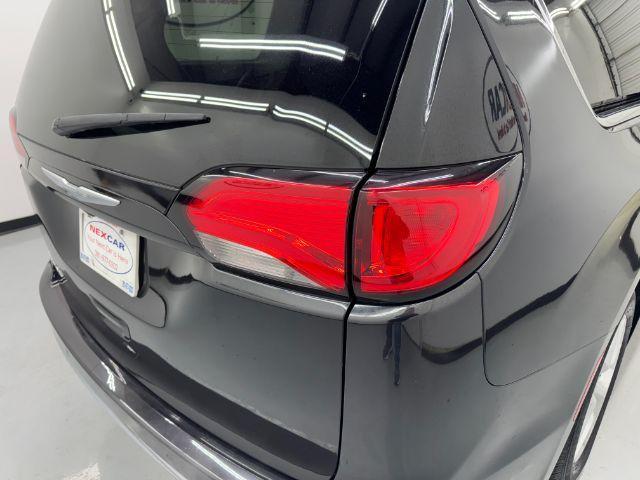 Photo of 2017 Black Chrysler Pacifica