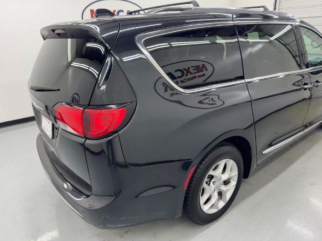 Photo of 2017 Black Chrysler Pacifica
