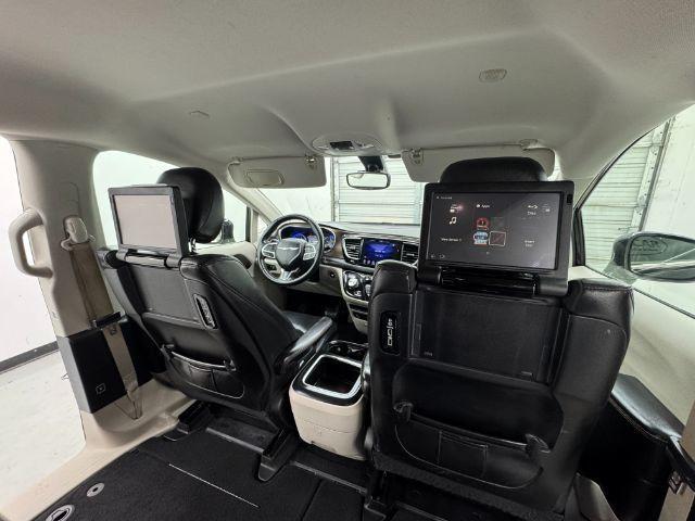 Photo of 2017 Black Chrysler Pacifica