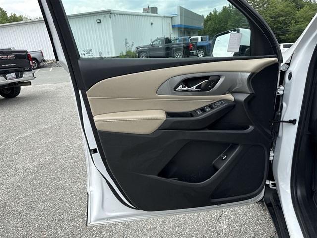 Photo of 2023 Summit White Chevrolet Traverse