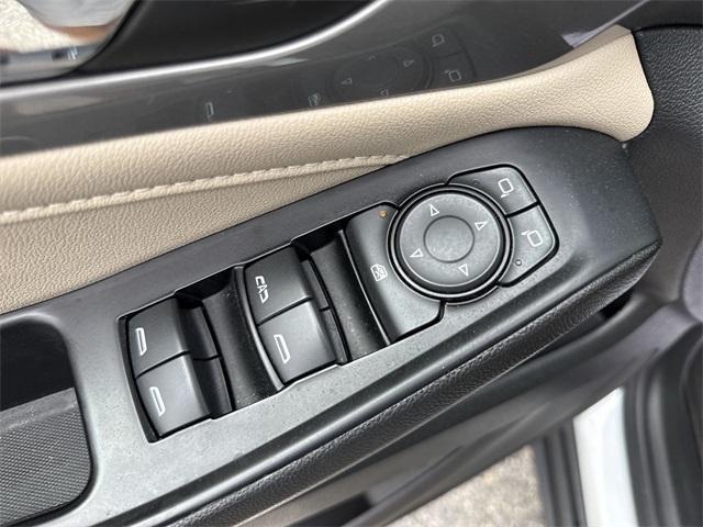 Photo of 2023 Summit White Chevrolet Traverse