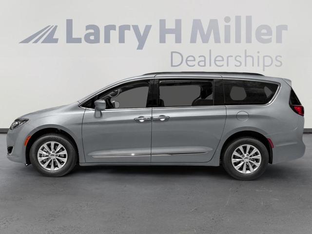 Photo of 2017 Billet Silver Metallic Clearcoat Chrysler Pacifica