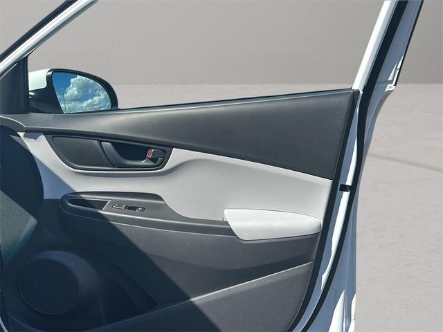 Photo of 2023 Lunar White Hyundai KONA