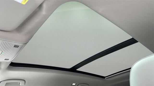 Photo of 2024 Opal White Pearl Volkswagen Atlas