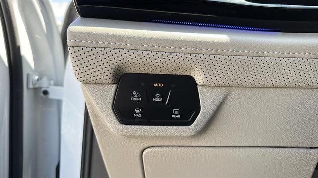 Photo of 2024 Opal White Pearl Volkswagen Atlas