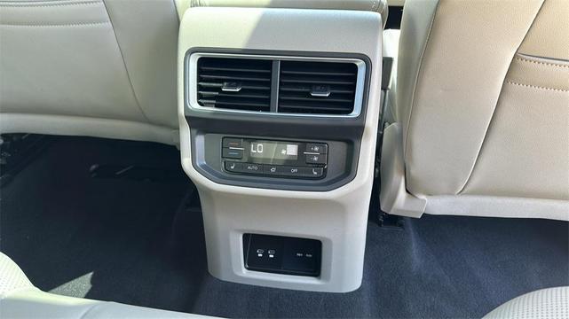 Photo of 2024 Opal White Pearl Volkswagen Atlas