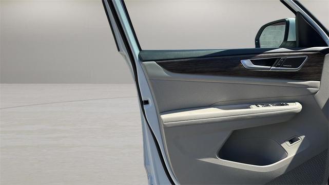 Photo of 2024 Opal White Pearl Volkswagen Atlas