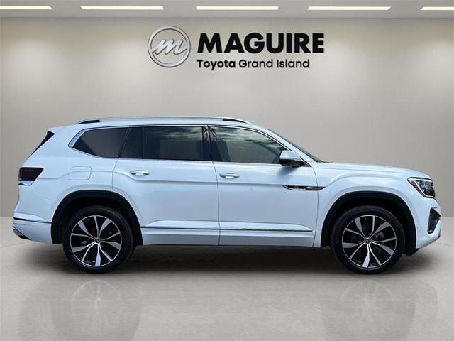 Photo of 2024 Opal White Pearl Volkswagen Atlas