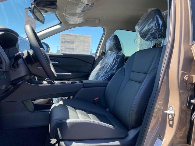 Photo of 2025 2t Dk Beige Blk Nissan Rogue