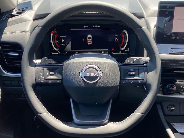 Photo of 2025 2t Dk Beige Blk Nissan Rogue