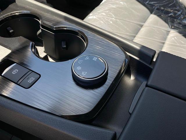 Photo of 2025 2t Dk Beige Blk Nissan Rogue