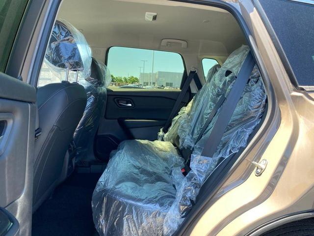 Photo of 2025 2t Dk Beige Blk Nissan Rogue